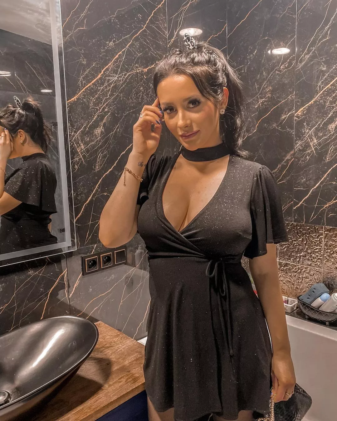 Piersi gwiazdy disco polo skradły show całej publikacji. Zdjęcie rozpala zmysły fanów. 